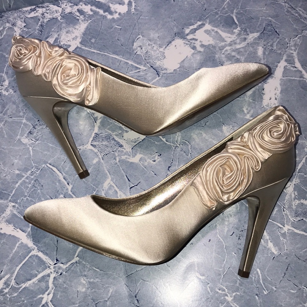 Nina New York cream satin pumps